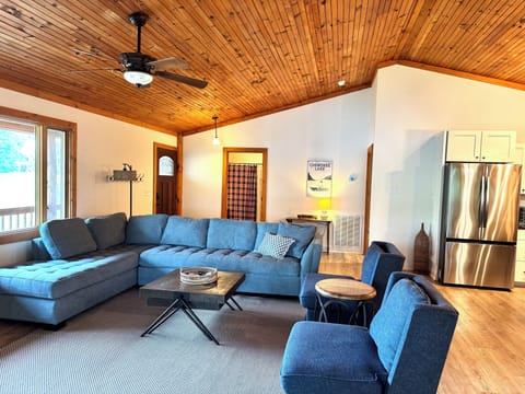 Plenty of room for family & friends to hang out!