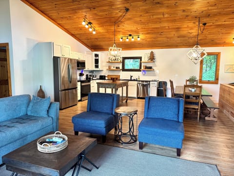 This is a great area to cook and watch tv together with a view of the lake!!