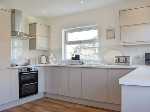 Well equipped kitchen | Loanmhor, West Bennan, near Shannochie