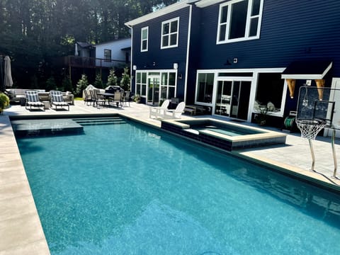 39' Gunite Swimming Pool with tanning bed, spa and automatic pool cover