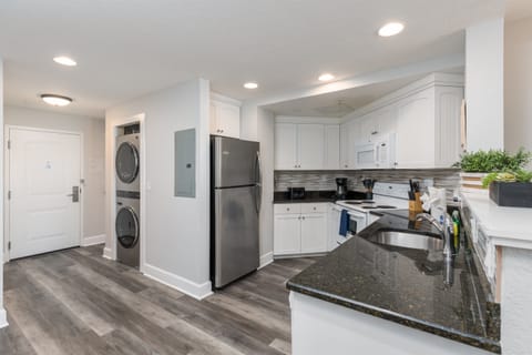Fully equipped kitchen with stackable washer/dryer