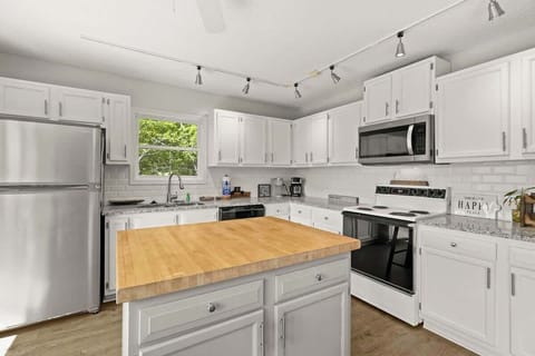 Kitchen perfection: Fully loaded and ready for your culinary creations!