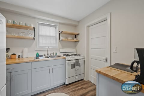 Kitchen - Note no dishwasher