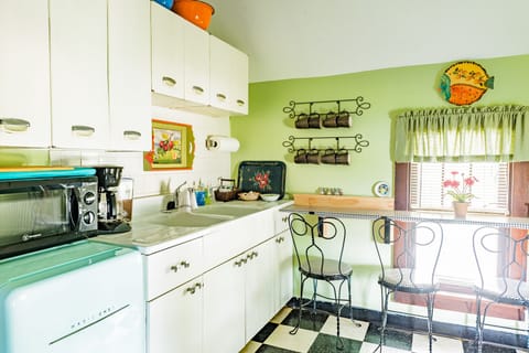 Kitchenette area (no stove)