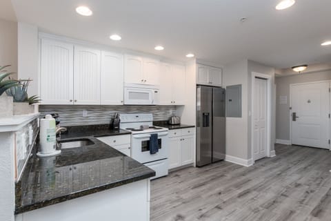 Fully stocked kitchen/entrance