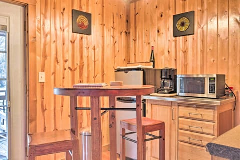 Kitchenette | Well-Equipped w/ Cooking Basics