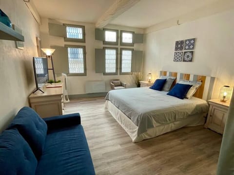 Grande chambre de 19m2 avec canapé et dressing (1)