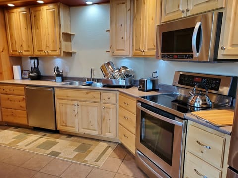 Kitchen with everything you should need.