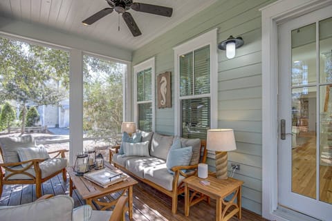 Screened In porch to enjoy your morning coffee