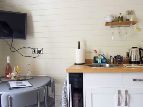 Kitchen | Efyrnwy Pod VIP - Pods Bodyddon, Llanfyllin, near Welshpool