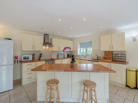 Double bedroom | Honeysuckle Cottage, Oasby, near Grantham