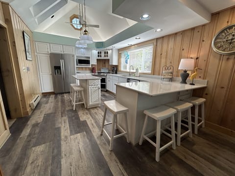 Spacious Modern Kitchen