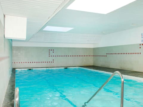 Water, Swimming Pool, Azure, Window, Rectangle, House, Floor, Leisure, Aqua, Composite Material