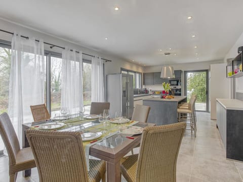 Table, Furniture, Property, Chair, Building, Wood, Interior Design, Kitchen & Dining Room Table, Flooring