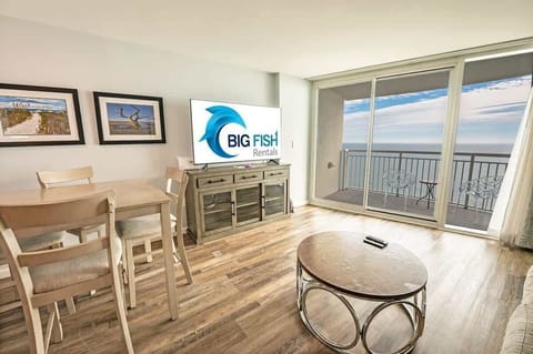 Living Room with Stunning Views☀️