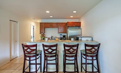 Kauai Kailani 218 | seating for 4 at kitchen island - At the breakfast bar there's seating for 4! You can keep the cook company while they're in the kitchen, or enjoy a home cooked meal on the bar top.