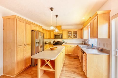 Kitchen - Fully Stocked for all your cooking needs