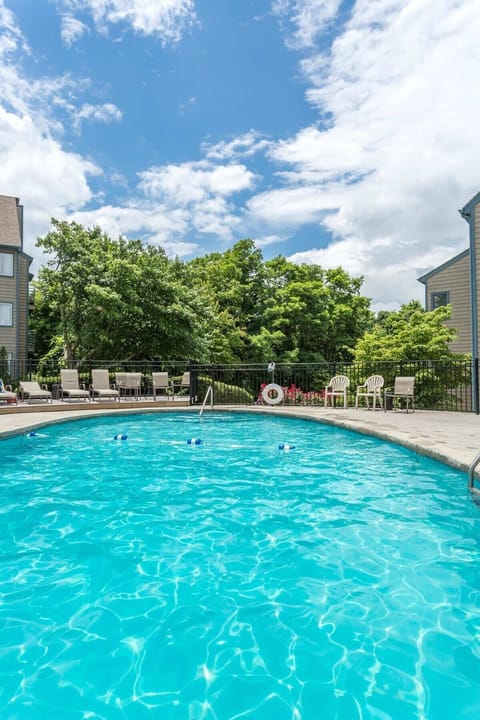 Outdoor Pool (Seasonal)