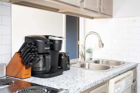 Amenities! Keurig and Regular Coffee Maker! (Bring Coffee)