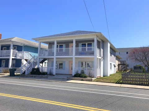 9th Street - Downtown - Short Walk to the beach & boardwalk - Sleeps 25
