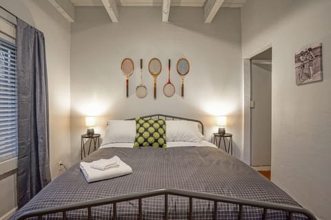 Bedroom 2: Queen bed