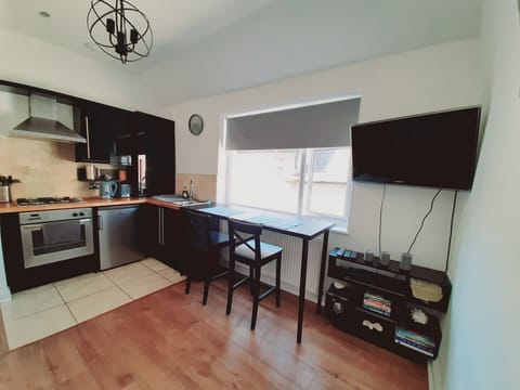 Kitchenette with breakfast bar