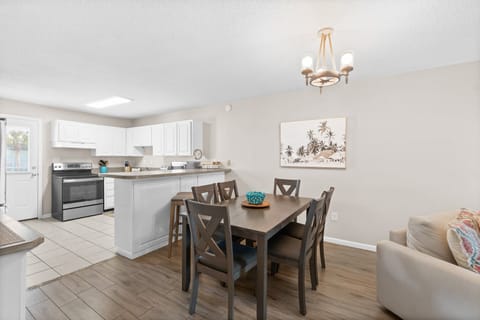 Spacious dining area with 6 seats and 2 additional spots at the kitchen counter for shared meals.