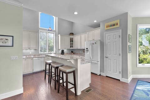 kitchen, dining room, sunroom, and wet bar