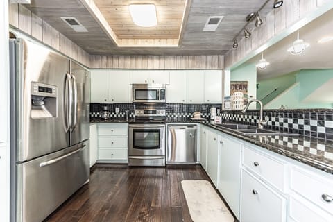 Full kitchen. Has everything that you need