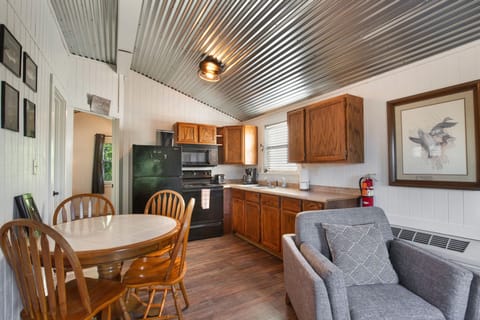 Cabins A + B: Full kitchen utensils provided + Drip coffee maker, Ice makers