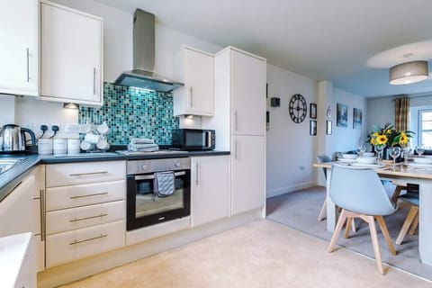 Open plan kitchen benefiting from a hob, oven, microwave, washer/dryer and all the kitchen facilities you need.