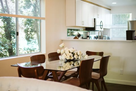 Moon River Suite 5 Dining Area