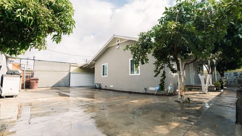 Spacious Yard for Your Booking. Main House Available. 