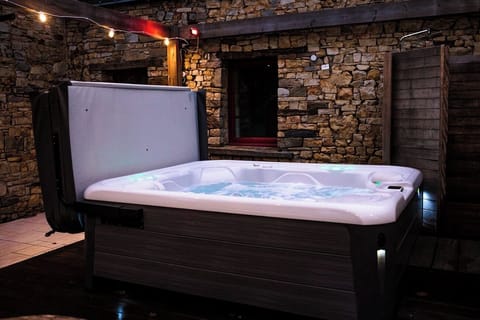 Indoor spa tub