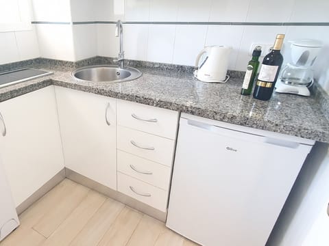 Equipped kitchen: fridge, toaster, coffee maker and more/ Cocina equipada: nevera, tostadora, cafetera y más