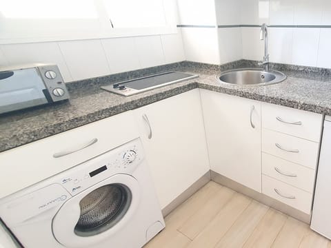 Equipped Kitchen: hob, microwave, coffee maker, washing machine.../ Cocina equipada: vitro, microondas, lavadora, etc