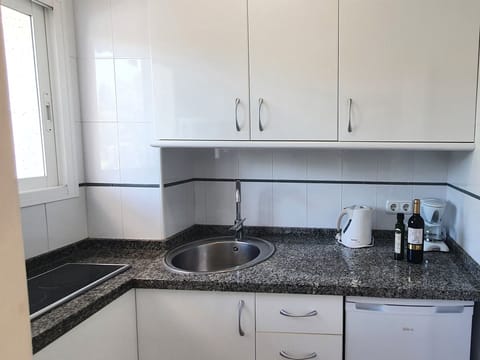 Equipped kitchen: fridge, toaster, coffee maker and more/ Cocina equipada: nevera, tostadora, cafetera y más