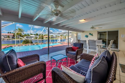 Large lanai with comfortable seating