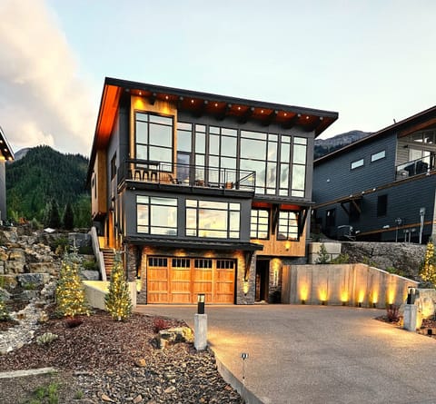 Your Fernie basecamp with world class biking, hiking, and rivers at your door