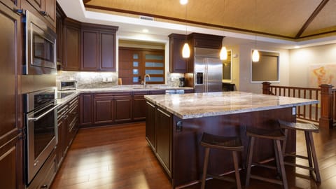 Large island with additional seating