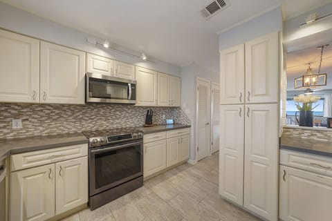 Dolphin Cove - Holiday Isle - Kitchen