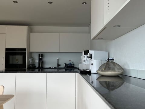 Kitchen, Countertop, Kitchen Appliance, Interior Design, Major Appliance, Cabinetry, Home Appliance, Flooring, Ceiling, Kitchen Stove