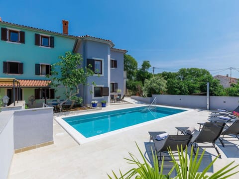 Water, Plant, Building, Daytime, Property, Sky, Swimming Pool, Azure, Tree, Body Of Water