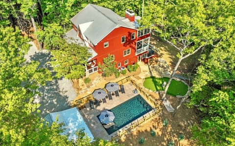 Southern Ridge Manor: heated pool, cabana, putting green, outdoor kitchen, sauna, hot tub, fire pit.