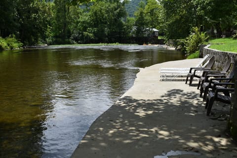 Private River Walk Area! 865-804-4325
"Cabins on Little River"