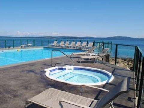 Oceanside hot tub & pool