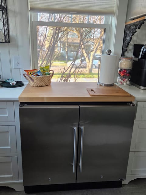Lovely, quiet street view, fridge and freezer