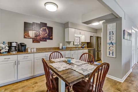 Fully Equipped Luxury Kitchen with Stainless Steel Appliances, Updated White Cabinetry and a Dining Table with Seating for 4