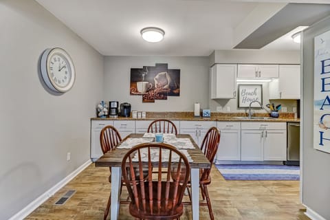 Dining Area with Seating for 4