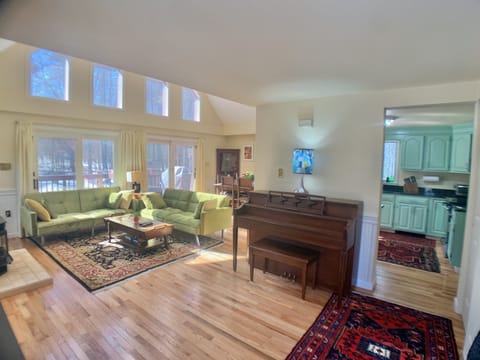 Open main floor concept with kitchen, dining and living room area.